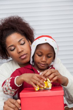 Anne ve kızı hediye hazırlanıyor