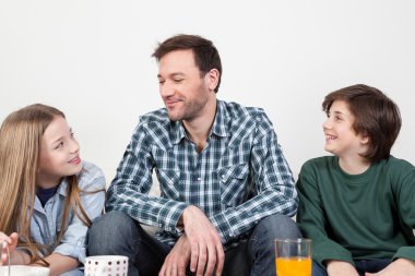 adam bir kahvaltı yapıyor