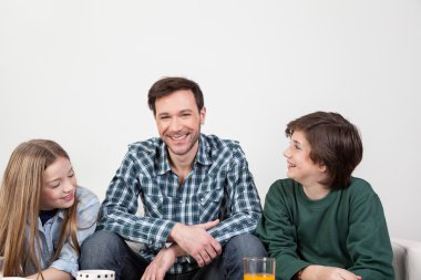 adam bir kahvaltı yapıyor