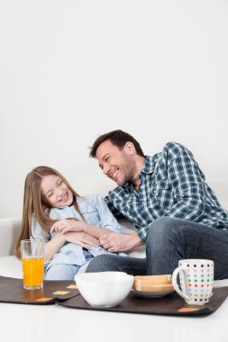 Baba ve kızı having kahvaltı