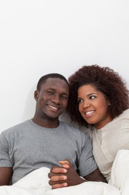 Siyah çift yatakta aşık