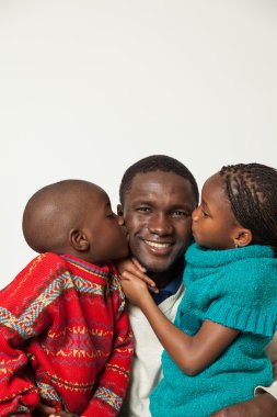 Oğlu ve kızı babası öpüşme