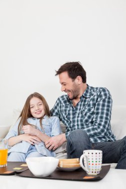 Babası kızı gıdıklıyor