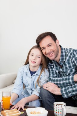 Adam ve kızı having kahvaltı