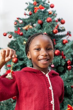 Noel dekorasyon tutan kız