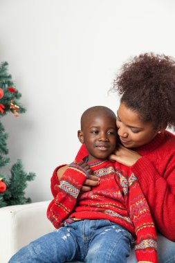 Anne çocuğunu sarılmak