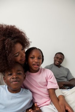 Afrika aile birlikte yatakta