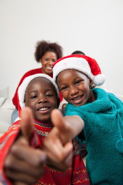 Afrikalı çocuklar başparmak gösterilmesini