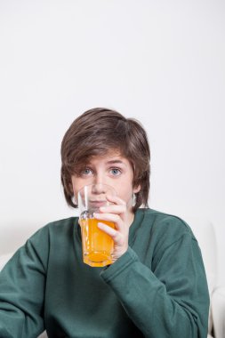 Oranje suyu içme çocuk