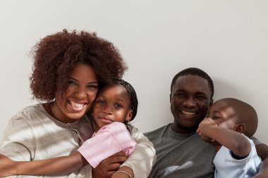 Yatakta siyah aile