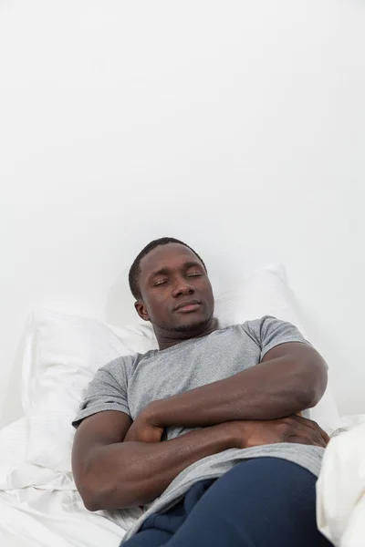 Hombre negro durmiendo en la cama — Foto de Stock