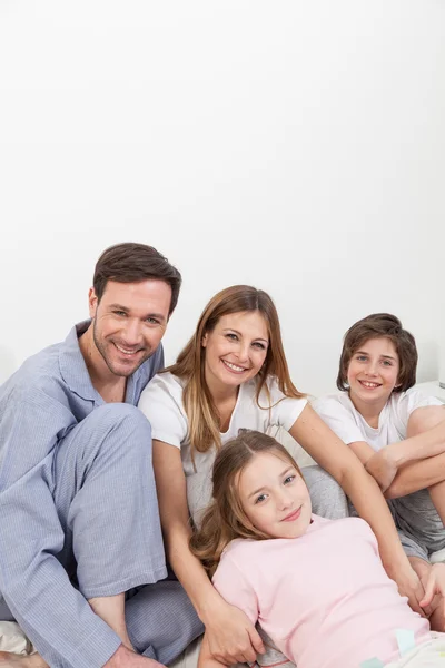 Lyckliga familjen vakna — Stockfoto