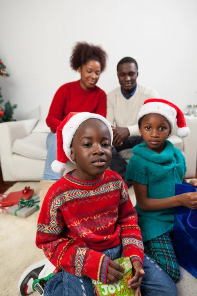 Африканская семья вместе на Рождество — стоковое фото