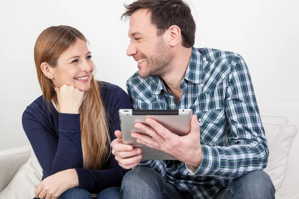 Couple using digital tablet — Stock Photo, Image