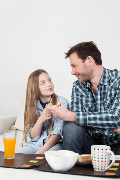 Homem e filha tomando o café da manhã — Fotografia de Stock