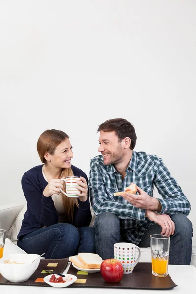 Beutifull casal tomando um café da manhã — Fotografia de Stock