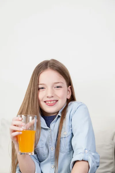 Szczęśliwa dziewczyna do picia sok — Zdjęcie stockowe
