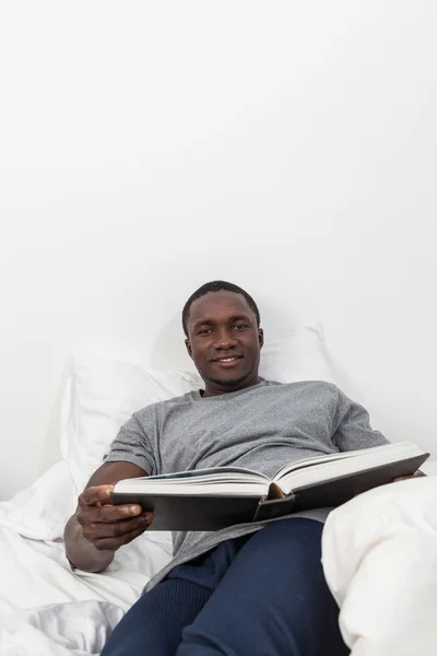 Uomo nero che legge un libro — Foto Stock
