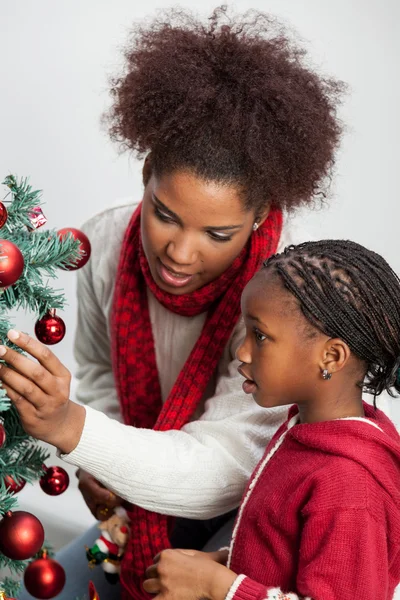 Mother and daughter decorating  tree — Stock Photo, Image