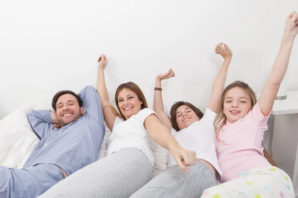 Bonito família acordar — Fotografia de Stock