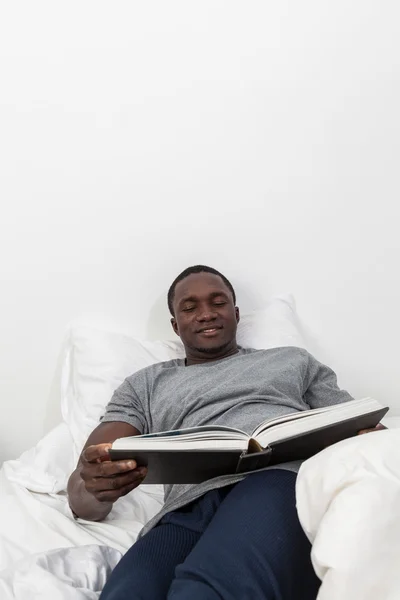 Чёрный человек читает книгу — стоковое фото