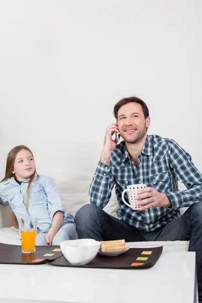 Man talking on the cellphone — Stock Photo, Image