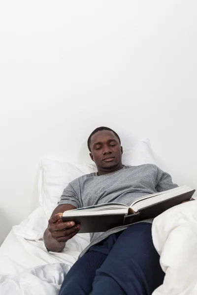 Homem segurando livro — Fotografia de Stock