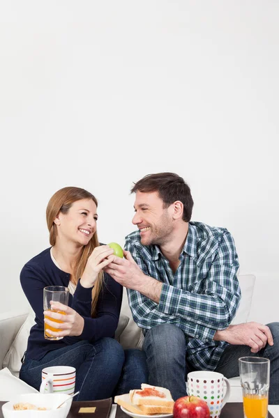 Beutifull casal tomando um café da manhã — Fotografia de Stock