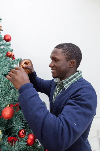 Man decorating the Christmas tree — Stock Photo, Image