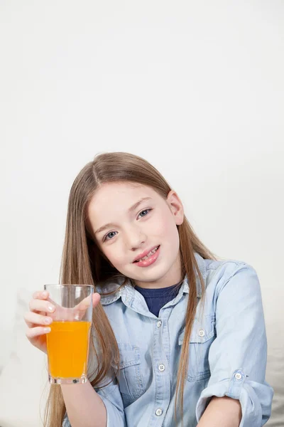 Chica feliz bebiendo un jugo — Foto de Stock