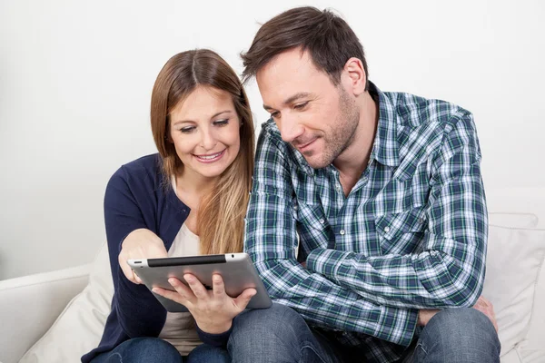 Casal usando tablet digital — Fotografia de Stock