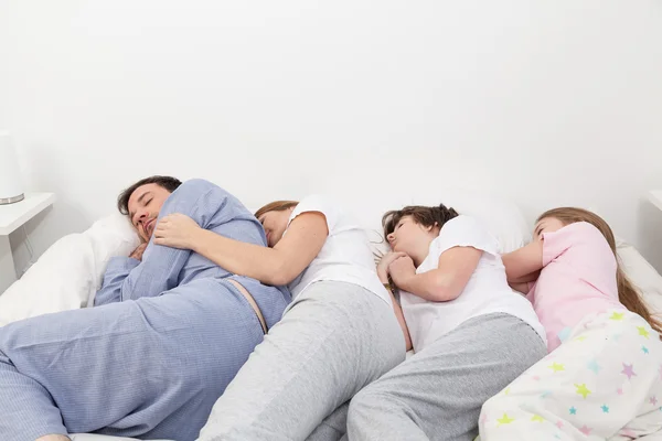 Famiglia dormire a letto — Foto Stock