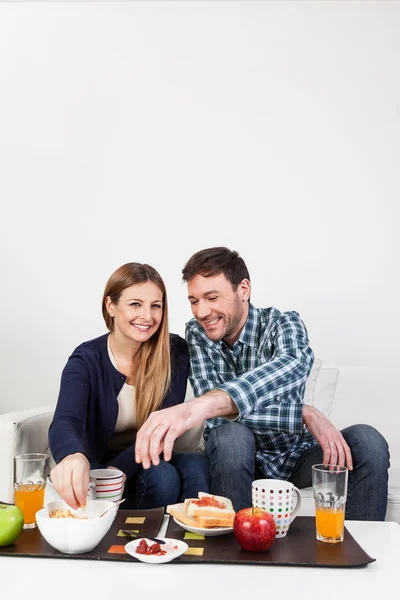 Beutifull casal tomando um café da manhã — Fotografia de Stock