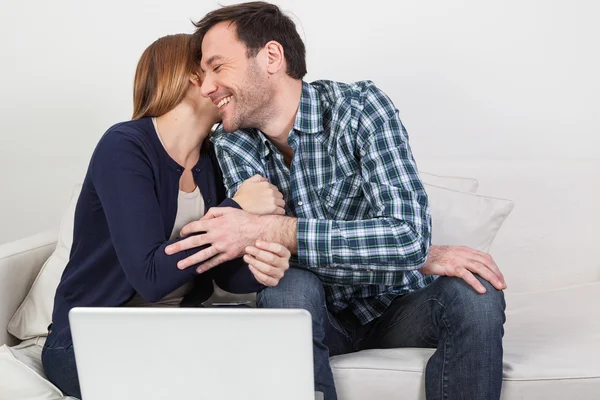 Verliebtes Paar spielt Computer — Stockfoto