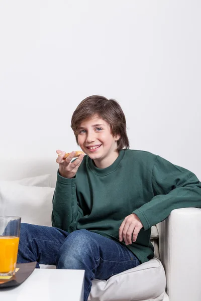 Chłopiec jedzenie toast — Zdjęcie stockowe