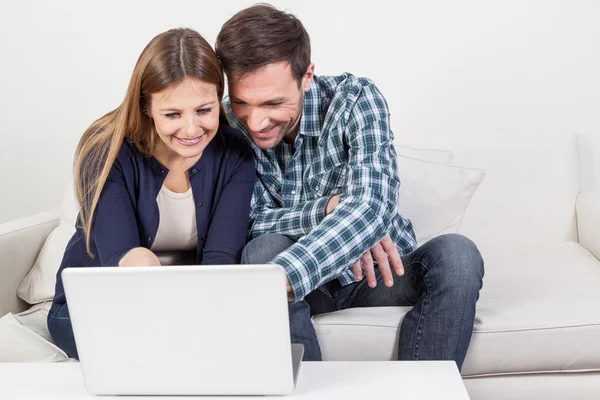 Casal usando o computador — Fotografia de Stock