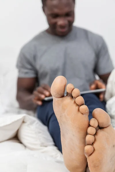 Hombre revisando su tableta — Foto de Stock