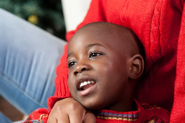 Портрет черного мальчика на Рождество — стоковое фото