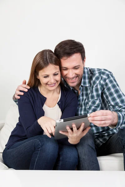 Par ved hjælp af digital tablet - Stock-foto
