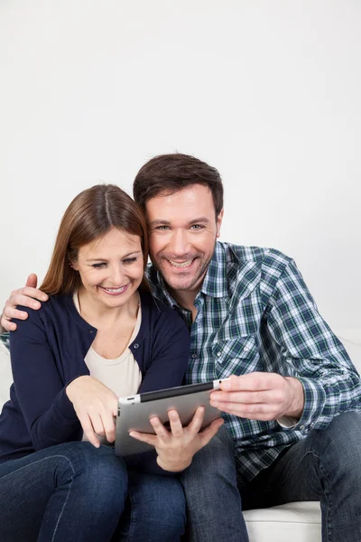 Casal usando tablet digital — Fotografia de Stock