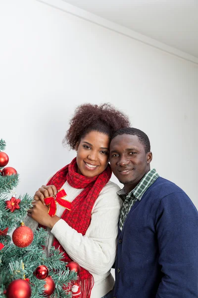 Husband and wife decorating  tree — Stock Photo, Image