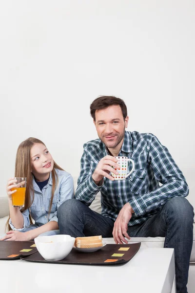 Girl with  father havinf breakfast — Stock Photo, Image