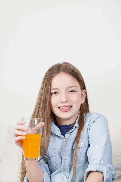 Chica feliz bebiendo un jugo — Foto de Stock