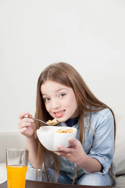 Bambina mangiando cereali — Foto Stock