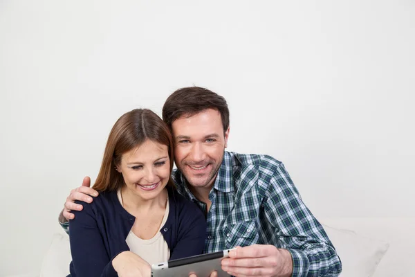 Pareja usando tableta digital —  Fotos de Stock