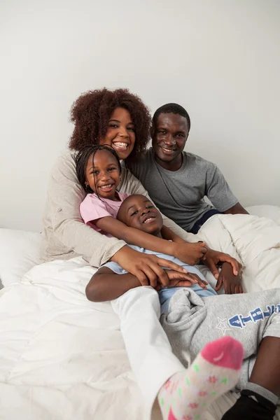 非洲家庭一起在床上 — 图库照片