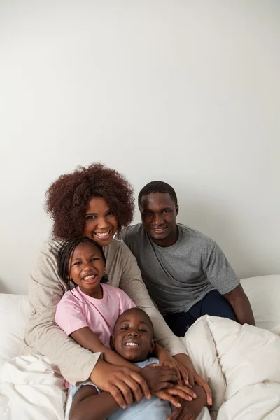 Familia africana en la cama juntos — Foto de Stock