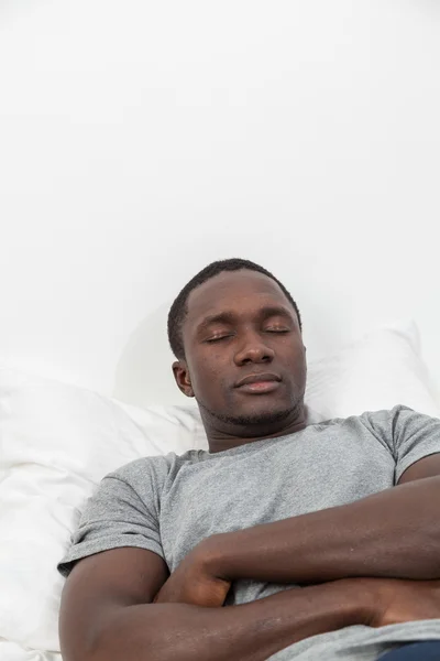 Hombre negro durmiendo en la cama — Foto de Stock