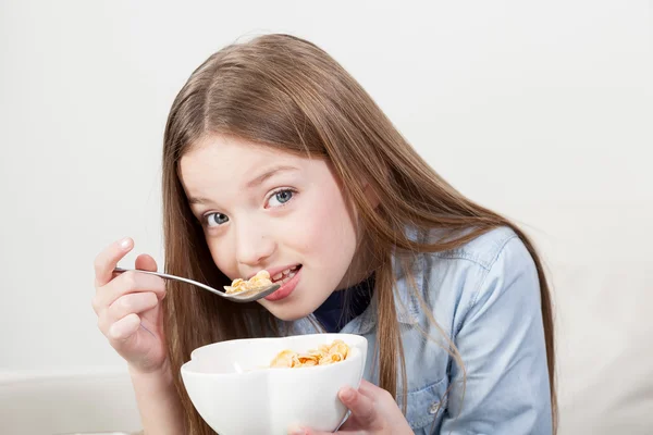 Bambina mangiando cereali — Foto Stock