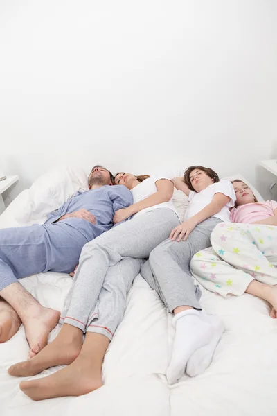 Familia durmiendo en la cama — Foto de Stock